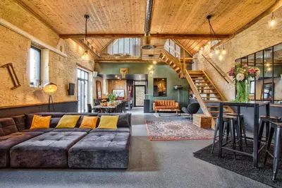 Coin salon dans l'établissement Le Gite du Domaine Constant - Loft Style Industriel Chic - jardin & espace jeux