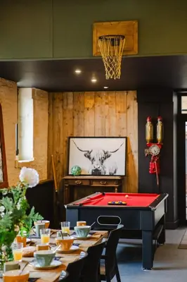Télévision ou salle de divertissement dans l'établissement Le Gite du Domaine Constant - Loft Style Industriel Chic - jardin & espace jeux