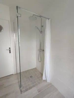 Salle de bains dans l'établissement Brittevilla