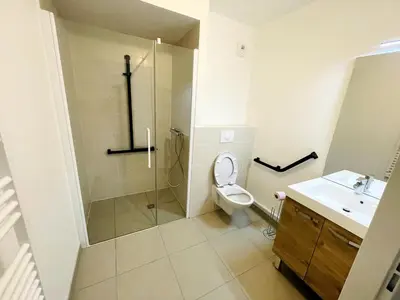 Salle de bains dans l'établissement Studio dans résidence avec salon et cuisine partagés - 403