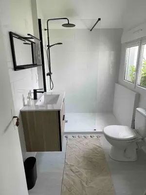 Salle de bains dans l'établissement La petite bleue, Villa 300 m de la mer