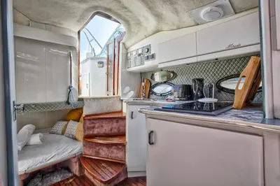 Cuisine ou kitchenette dans l'établissement Séjour Insolite sur Ulysse - Bateau - Port de Caen