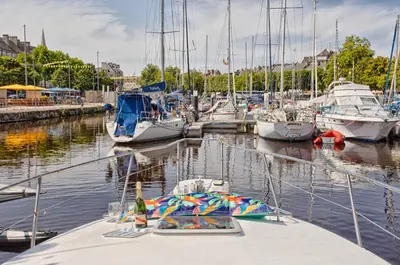 Vue sur la rivière ou le fleuve situé(e) à proximité de le bateau