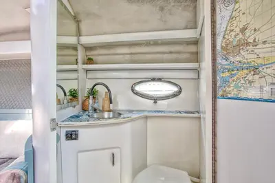Cuisine ou kitchenette dans l'établissement Séjour Insolite sur Ulysse - Bateau - Port de Caen
