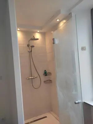 Salle de bains dans l'établissement Hébergement dans une grande maison à la campagne