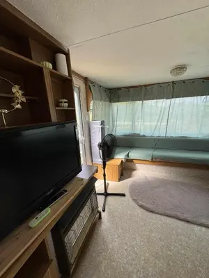 Télévision ou salle de divertissement dans l'établissement MOBILHOME PRIVÉ avec jardin privé