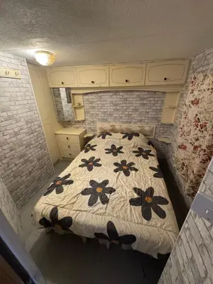 Un ou plusieurs lits dans un hébergement de l'établissement MOBILHOME PRIVÉ avec jardin privé