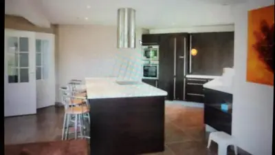 Cuisine ou kitchenette dans l'établissement Villa moderne à 200m de la mer avec jardin clos
