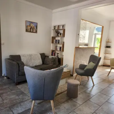 Coin salon dans l'établissement Gîte 3 étoiles à Lessay, Jardin clos, 3 chambres, proche plages, chiens acceptés