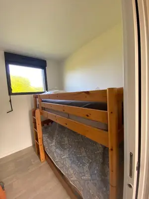 Un ou plusieurs lits superposés dans un hébergement de l'établissement grand studio campagne Normande proche mer