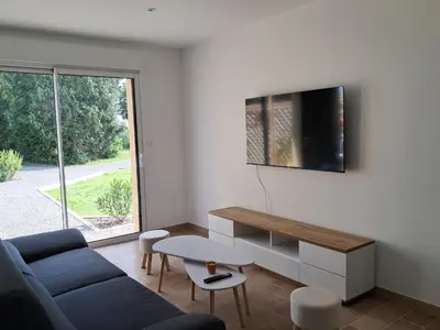 Télévision ou salle de divertissement dans l'établissement Gîte entre terre et baie,20min du Mont-St-Michel wifi