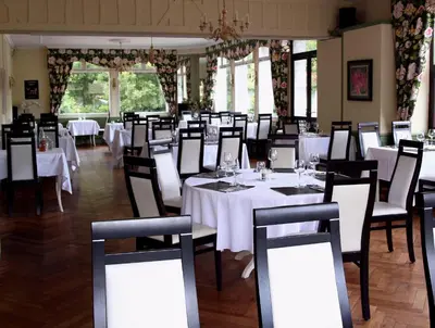 Restaurant ou autre lieu de restauration dans l'établissement Hotel Restaurant Le Lion Verd