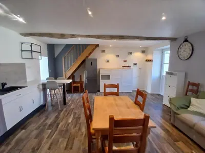 Cuisine ou kitchenette dans l'établissement Gîte 4-5 personnes proche navette Orano