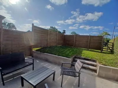 Jardin de l'établissement Gîte 4-5 personnes proche navette Orano