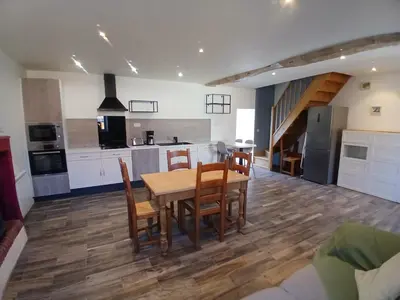 Cuisine ou kitchenette dans l'établissement Gîte 4-5 personnes proche navette Orano