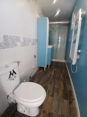 Salle de bains dans l'établissement Gîte 4-5 personnes proche navette Orano