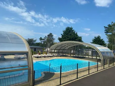 Piscine de l'établissement chalet à l'Edune 6 ou 12pers avec mon2ème chalet beau standing piscine couverte chauffée à 150m de la mer wifi inclus ou située à proximité