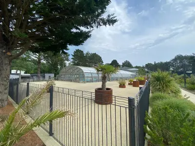 Jardin de l'établissement chalet à l'Edune 6 ou 12pers avec mon2ème chalet beau standing piscine couverte chauffée à 150m de la mer wifi inclus