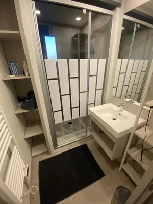 Salle de bains dans l'établissement chalet à l'Edune 6 ou 12pers avec mon2ème chalet beau standing piscine couverte chauffée à 150m de la mer wifi inclus