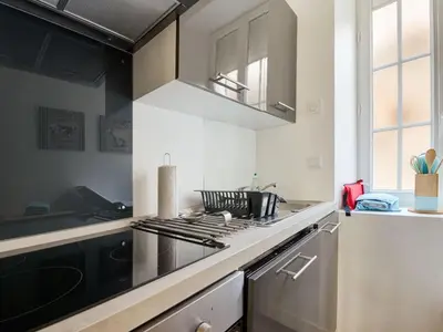 Cuisine ou kitchenette dans l'établissement Seaside Serenity in Normandy