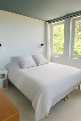 Un ou plusieurs lits dans un hébergement de l'établissement La Sauvagère - Villa Art Deco face à Omaha Beach