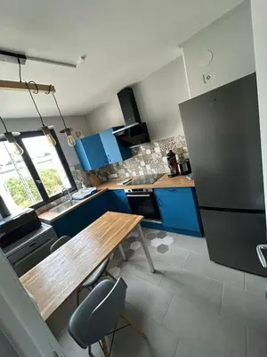 Cuisine ou kitchenette dans l'établissement T2 moderne proche centre avec balcon et wifi