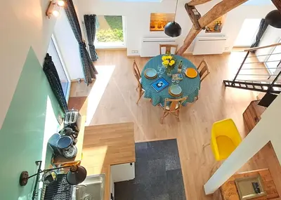 Coin salon dans l'établissement Le Petit Vert, loft convivial à la campagne