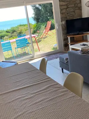 Télévision ou salle de divertissement dans l'établissement Réveil au bruit des vagues