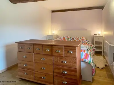 Un ou plusieurs lits dans un hébergement de l'établissement Maison calme avec spa, piscine chauffée et jardin en Normandie - FR-1-497-254