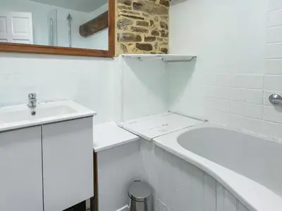Salle de bains dans l'établissement Maison calme avec spa, piscine chauffée et jardin en Normandie - FR-1-497-254
