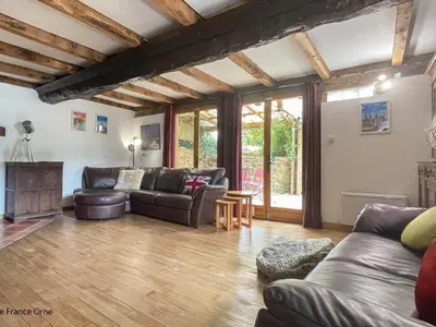 Coin salon dans l'établissement Maison calme avec spa, piscine chauffée et jardin en Normandie - FR-1-497-254