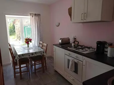 Cuisine ou kitchenette dans l'établissement Magnolia - Cozy 3 star Cottage with heated pool and hot tub