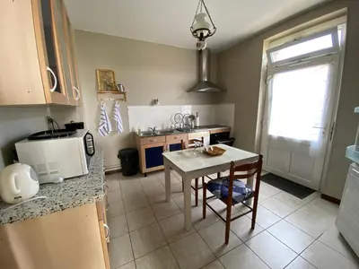 Cuisine ou kitchenette dans l'établissement La petite gare de Saint Georges de la rivière