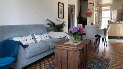 Coin salon dans l'établissement Villa de 1926, plage de sable fin à 200m, proche commerces