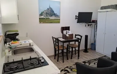 Cuisine ou kitchenette dans l'établissement Bleu - 3 star small gite with hot tub and heated pool