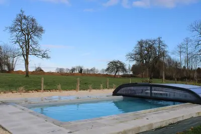Piscine de l'établissement Bleu - 3 star small gite with hot tub and heated pool ou située à proximité