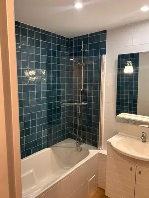 Salle de bains dans l'établissement Spacious 4 bedroom family home 5 min from Caen