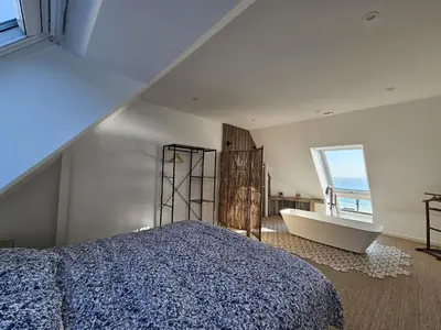 Un ou plusieurs lits dans un hébergement de l'établissement Lodge vue sur mer
