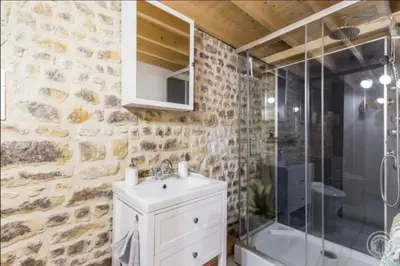 Salle de bains dans l'établissement Le refuge de l'hortensia 2