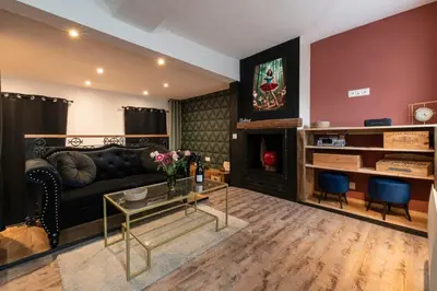 Coin salon dans l'établissement Love Room Troarn - La Discrète