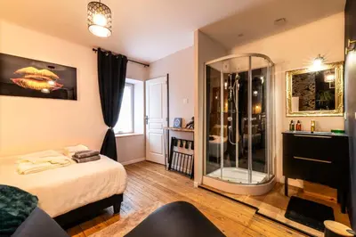 Un ou plusieurs lits dans un hébergement de l'établissement Love Room Troarn - La Discrète