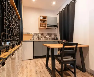 Cuisine ou kitchenette dans l'établissement Love Room Troarn - La Discrète