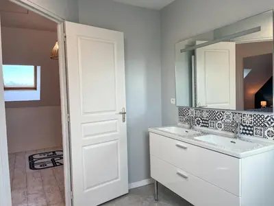 Salle de bains dans l'établissement Maison T5 