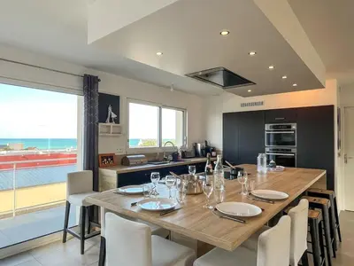 Télévision ou salle de divertissement dans l'établissement Maison Lévi - vue mer - 200m du port- classée 3 étoiles