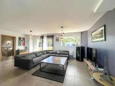 Télévision ou salle de divertissement dans l'établissement Maison Lévi - vue mer - 200m du port- classée 3 étoiles