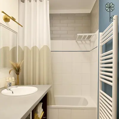 Salle de bains dans l'établissement Granville 6 pers, proche gare-mer-centre, jardin