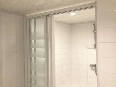 Salle de bains dans l'établissement 1-bedroom apartment with view of private beach