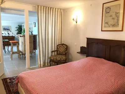 Un ou plusieurs lits dans un hébergement de l'établissement 1-bedroom apartment with view of private beach