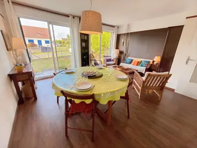 Coin salon dans l'établissement Maison atypique -Jardin, terrasse & cabane perchée