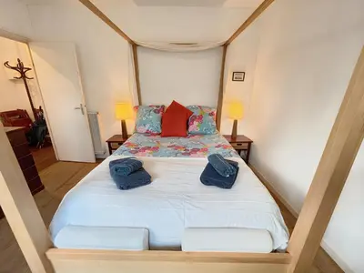 Un ou plusieurs lits dans un hébergement de l'établissement Maison atypique -Jardin, terrasse & cabane perchée